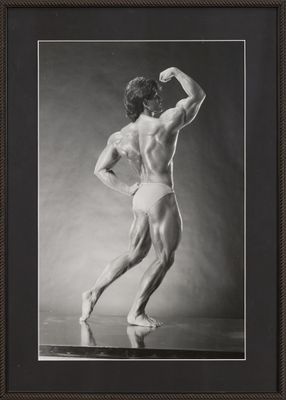 une photo en noir et blanc d'un homme qui montre ses muscles