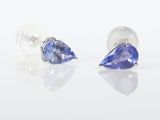 une paire de boucles d'oreilles en tanzanite et en or blanc sur un fond blanc