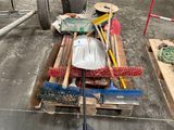 un chariot chargé d'outils dans un garage