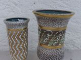 deux vases posés l'un à côté de l'autre sur une table