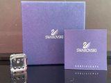 deux boîtes de parfum Swarovski posées sur une table
