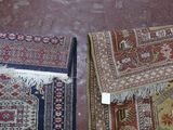 deux tapis posés à même le sol