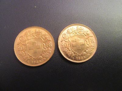 deux pièces d'or posées l'une sur l'autre sur une table