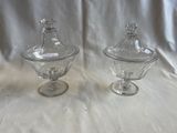 deux récipients en verre transparent munis de couvercles, posés sur une table