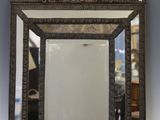 un miroir accroché au mur d'une pièce