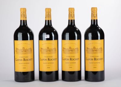 trois bouteilles de vin sont alignées sur une surface blanche