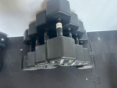 une photo montrant deux prises branchées sur une prise murale