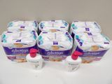 six flacons de lingettes pour bébé posés sur un plan de travail blanc
