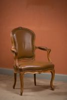 Fauteuil cabriolet en hêtre mouluré et sculpté de fleurettes…