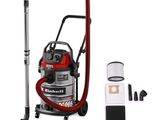 L'aspirateur est rouge et argenté, avec une poignée noire et un tuyau rouge.