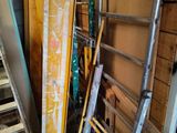 de nombreuses échelles appuyées contre un mur dans une pièce
