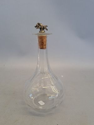 une petite bouteille en verre munie d'un bouchon en liège