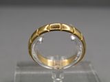 une bague en or posée sur le dessus d'une vitrine transparente
