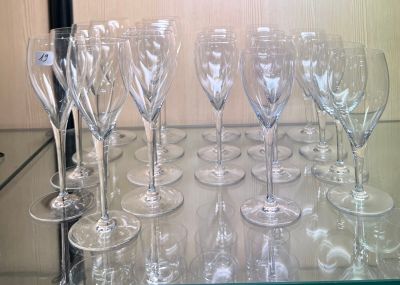 de nombreux verres à vin posés sur une table en verre