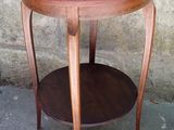 une petite table avec un plateau en bois posée sur un trottoir