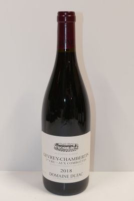 une bouteille de vin posée sur une table