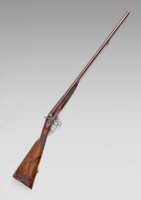 un fusil avec un canon en bois et une poignée en bois