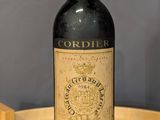 une bouteille de vin posée sur une table en bois