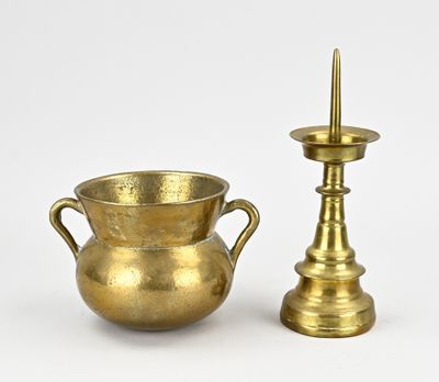 une paire de bougeoirs en laiton et un vase