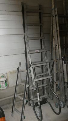 de nombreuses échelles appuyées contre le mur du garage