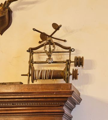 une horloge surmontée d'une tête de cerf