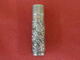 un briquet en argent orné d'un motif de dragon