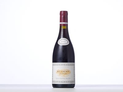 une bouteille de vin posée sur une table