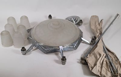 une photo d'une table sur laquelle se trouvent une poêle et des ustensiles