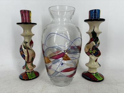 trois vases posés l'un à côté de l'autre sur une table