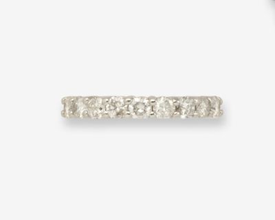 une image d'une bague en diamant sur fond blanc