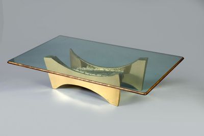 image d'une table basse en verre et laiton sur fond blanc