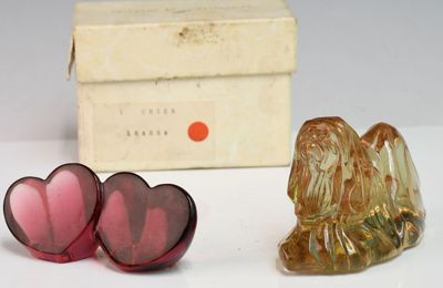une figurine en verre représentant un chien et un objet en forme de cœur