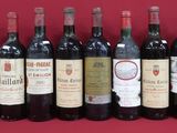 plusieurs bouteilles de vin sont alignées sur une table