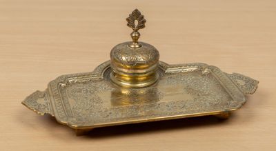 INDE ou PERSE. Encrier en bronze à décor richement ciselé. V…