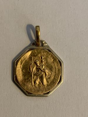 Médaillon religieux en or jaune et or blanc 750°/000. Poids …