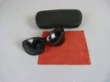 une paire de lunettes de soleil et un étui posés sur une table