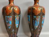 deux vases posés côte à côte sur une surface blanche