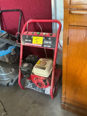 un chariot rouge équipé d'un aspirateur, à côté d'une armoire