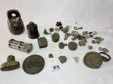 beaucoup de vieux objets en métal posés sur la table