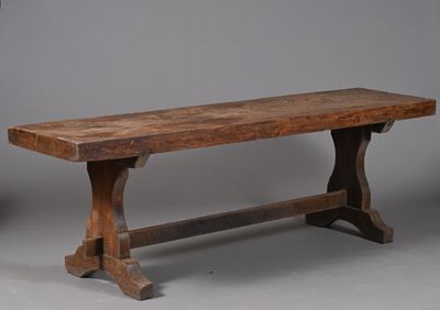 un banc en bois posé devant une chaise