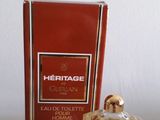l'image d'un flacon de parfum posé sur une table