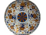 une assiette ornée d'un motif floral sur fond blanc