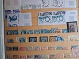 une photo d'un réfrigérateur sur lequel sont collés des timbres