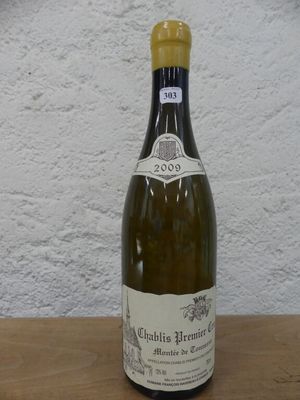 une bouteille de vin posée sur une table