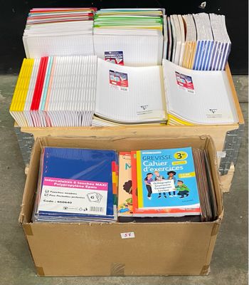 une boîte pleine de livres posée sur le sol