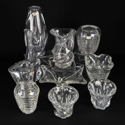 un grand nombre d'objets en verre posés sur une table