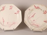 deux assiettes ornées de motifs rouges et blancs, posées sur une table