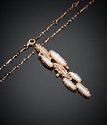 un collier en or orné de perles et de diamants sur fond noir