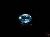 une image montrant un gros plan d'un diamant bleu sur une surface noire