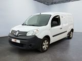 La camionnette blanche est garée dans une grande pièce au sol noir.